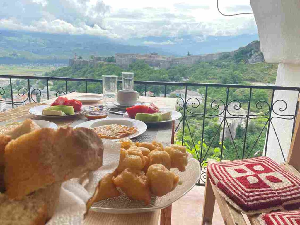 Ontbijt in guesthouse gjirokaster met uitzicht op het kasteel