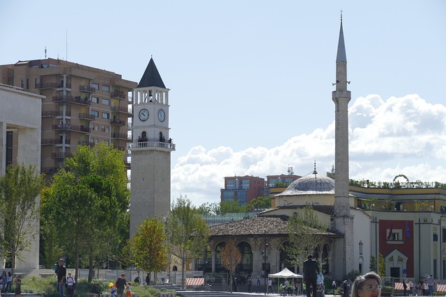 De klokkentoren van Tirana naast de de Et’hem Bey-Moskee  
